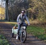 Amsterdam 12 december 2022
Robert Doornbos met zijn hond Simba op de electrische fiets van het merk Heritage Bike