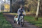 Amsterdam 12 december 2022
Robert Doornbos met zijn hond Simba op de electrische fiets van het merk Heritage Bike