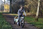 Amsterdam 12 december 2022
Robert Doornbos met zijn hond Simba op de electrische fiets van het merk Heritage Bike