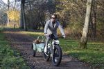 Amsterdam 12 december 2022
Robert Doornbos met zijn hond Simba op de electrische fiets van het merk Heritage Bike