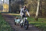 Amsterdam 12 december 2022
Robert Doornbos met zijn hond Simba op de electrische fiets van het merk Heritage Bike