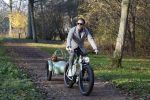 Amsterdam 12 december 2022
Robert Doornbos met zijn hond Simba op de electrische fiets van het merk Heritage Bike