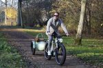 Amsterdam 12 december 2022
Robert Doornbos met zijn hond Simba op de electrische fiets van het merk Heritage Bike