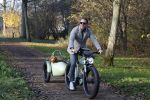 Amsterdam 12 december 2022
Robert Doornbos met zijn hond Simba op de electrische fiets van het merk Heritage Bike