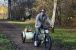 Amsterdam 12 december 2022
Robert Doornbos met zijn hond Simba op de electrische fiets van het merk Heritage Bike