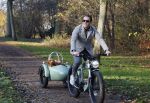 Amsterdam 12 december 2022
Robert Doornbos met zijn hond Simba op de electrische fiets van het merk Heritage Bike