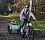 Amsterdam 12 december 2022
Robert Doornbos met zijn hond Simba op de electrische fiets van het merk Heritage Bike