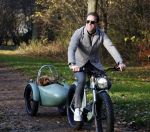 Amsterdam 12 december 2022
Robert Doornbos met zijn hond Simba op de electrische fiets van het merk Heritage Bike