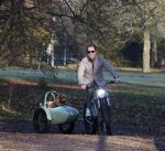 Amsterdam 12 december 2022
Robert Doornbos met zijn hond Simba op de electrische fiets van het merk Heritage Bike
