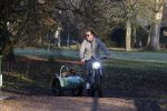 Amsterdam 12 december 2022
Robert Doornbos met zijn hond Simba op de electrische fiets van het merk Heritage Bike