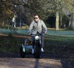 Amsterdam 12 december 2022
Robert Doornbos met zijn hond Simba op de electrische fiets van het merk Heritage Bike