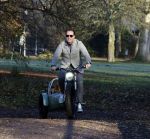 Amsterdam 12 december 2022
Robert Doornbos met zijn hond Simba op de electrische fiets van het merk Heritage Bike