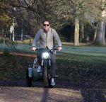 Amsterdam 12 december 2022
Robert Doornbos met zijn hond Simba op de electrische fiets van het merk Heritage Bike