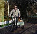 Amsterdam 12 december 2022
Robert Doornbos met zijn hond Simba op de electrische fiets van het merk Heritage Bike