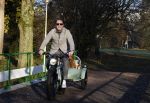 Amsterdam 12 december 2022
Robert Doornbos met zijn hond Simba op de electrische fiets van het merk Heritage Bike