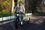Amsterdam 12 december 2022
Robert Doornbos met zijn hond Simba op de electrische fiets van het merk Heritage Bike