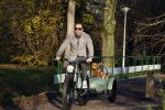 Amsterdam 12 december 2022
Robert Doornbos met zijn hond Simba op de electrische fiets van het merk Heritage Bike