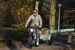 Amsterdam 12 december 2022
Robert Doornbos met zijn hond Simba op de electrische fiets van het merk Heritage Bike