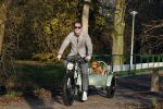 Amsterdam 12 december 2022
Robert Doornbos met zijn hond Simba op de electrische fiets van het merk Heritage Bike
