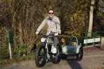 Amsterdam 12 december 2022
Robert Doornbos met zijn hond Simba op de electrische fiets van het merk Heritage Bike