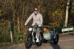 Amsterdam 12 december 2022
Robert Doornbos met zijn hond Simba op de electrische fiets van het merk Heritage Bike