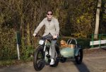 Amsterdam 12 december 2022
Robert Doornbos met zijn hond Simba op de electrische fiets van het merk Heritage Bike