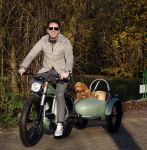 Amsterdam 12 december 2022
Robert Doornbos met zijn hond Simba op de electrische fiets van het merk Heritage Bike