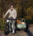 Amsterdam 12 december 2022
Robert Doornbos met zijn hond Simba op de electrische fiets van het merk Heritage Bike