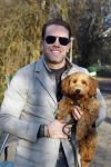 Amsterdam 12 december 2022
Robert Doornbos met zijn hond Simba op de electrische fiets van het merk Heritage Bike