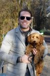 Amsterdam 12 december 2022
Robert Doornbos met zijn hond Simba op de electrische fiets van het merk Heritage Bike