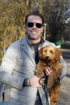Amsterdam 12 december 2022
Robert Doornbos met zijn hond Simba op de electrische fiets van het merk Heritage Bike