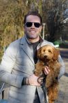 Amsterdam 12 december 2022
Robert Doornbos met zijn hond Simba op de electrische fiets van het merk Heritage Bike