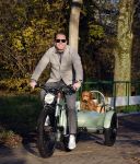 Amsterdam 12 december 2022
Robert Doornbos met zijn hond Simba op de electrische fiets van het merk Heritage Bike