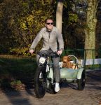 Amsterdam 12 december 2022
Robert Doornbos met zijn hond Simba op de electrische fiets van het merk Heritage Bike