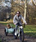 Amsterdam 12 december 2022
Robert Doornbos met zijn hond Simba op de electrische fiets van het merk Heritage Bike