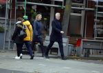 Amsterdam 4 december 2022
Sybrand Niessen en zijn vrouw aan het wandelen door Amsterdam zuid.