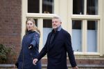 Amsterdam 4 december 2022
Sybrand Niessen en zijn vrouw aan het wandelen door Amsterdam zuid.