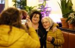 Den Haag 13 november 2023
In aanloop naar de Tweede Kamerverkiezingen organiseren de vrouwenbladen Libelle, Margriet, Flair en Nouveau gezamenlijk het VerkiezingscafÃ©. De vier hoofdredacteuren verwelkomen prominente vrouwen op de kieslijst van de grootste politieke partijen.
Op maandag 13 november 2023 gaan vooraanstaande vrouwelijke politici van verschillende partijen met elkaar in debat, onder leiding van journaliste Diana Matroos. Hoofdredacteuren Hilmar Mulder (Libelle), Helene van Santen (Margriet), Marije Veerman (Flair) en Claudia Straatmans (Nouveau) praten met hen over de belangrijkste themaâ€™s die hun lezeressen aangaan.
De volgende vrouwelijke politici schuiven aan om te vertellen waarvoor zij staan tijdens de Tweede Kamerverkiezingen: Sophie Hermans (VVD), Caroline van der Plas (BBB), Lisa Westerveld (GroenLinks/PvdA), Hilde Palland (CDA), JoÃ«lle Gooijer (ChristenUnie), Anne-Marijke Podt (D66) en Lilian Marijnissen (SP). Alles speelt zich af bij Dudok.