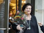 Den Haag 13 november 2023
In aanloop naar de Tweede Kamerverkiezingen organiseren de vrouwenbladen Libelle, Margriet, Flair en Nouveau gezamenlijk het VerkiezingscafÃ©. De vier hoofdredacteuren verwelkomen prominente vrouwen op de kieslijst van de grootste politieke partijen.
Op maandag 13 november 2023 gaan vooraanstaande vrouwelijke politici van verschillende partijen met elkaar in debat, onder leiding van journaliste Diana Matroos. Hoofdredacteuren Hilmar Mulder (Libelle), Helene van Santen (Margriet), Marije Veerman (Flair) en Claudia Straatmans (Nouveau) praten met hen over de belangrijkste themaâ€™s die hun lezeressen aangaan.
De volgende vrouwelijke politici schuiven aan om te vertellen waarvoor zij staan tijdens de Tweede Kamerverkiezingen: Sophie Hermans (VVD), Caroline van der Plas (BBB), Lisa Westerveld (GroenLinks/PvdA), Hilde Palland (CDA), JoÃ«lle Gooijer (ChristenUnie), Anne-Marijke Podt (D66) en Lilian Marijnissen (SP). Alles speelt zich af bij Dudok.