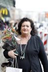 Den Haag 13 november 2023
In aanloop naar de Tweede Kamerverkiezingen organiseren de vrouwenbladen Libelle, Margriet, Flair en Nouveau gezamenlijk het VerkiezingscafÃ©. De vier hoofdredacteuren verwelkomen prominente vrouwen op de kieslijst van de grootste politieke partijen.
Op maandag 13 november 2023 gaan vooraanstaande vrouwelijke politici van verschillende partijen met elkaar in debat, onder leiding van journaliste Diana Matroos. Hoofdredacteuren Hilmar Mulder (Libelle), Helene van Santen (Margriet), Marije Veerman (Flair) en Claudia Straatmans (Nouveau) praten met hen over de belangrijkste themaâ€™s die hun lezeressen aangaan.
De volgende vrouwelijke politici schuiven aan om te vertellen waarvoor zij staan tijdens de Tweede Kamerverkiezingen: Sophie Hermans (VVD), Caroline van der Plas (BBB), Lisa Westerveld (GroenLinks/PvdA), Hilde Palland (CDA), JoÃ«lle Gooijer (ChristenUnie), Anne-Marijke Podt (D66) en Lilian Marijnissen (SP). Alles speelt zich af bij Dudok.