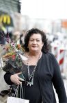 Den Haag 13 november 2023
In aanloop naar de Tweede Kamerverkiezingen organiseren de vrouwenbladen Libelle, Margriet, Flair en Nouveau gezamenlijk het VerkiezingscafÃ©. De vier hoofdredacteuren verwelkomen prominente vrouwen op de kieslijst van de grootste politieke partijen.
Op maandag 13 november 2023 gaan vooraanstaande vrouwelijke politici van verschillende partijen met elkaar in debat, onder leiding van journaliste Diana Matroos. Hoofdredacteuren Hilmar Mulder (Libelle), Helene van Santen (Margriet), Marije Veerman (Flair) en Claudia Straatmans (Nouveau) praten met hen over de belangrijkste themaâ€™s die hun lezeressen aangaan.
De volgende vrouwelijke politici schuiven aan om te vertellen waarvoor zij staan tijdens de Tweede Kamerverkiezingen: Sophie Hermans (VVD), Caroline van der Plas (BBB), Lisa Westerveld (GroenLinks/PvdA), Hilde Palland (CDA), JoÃ«lle Gooijer (ChristenUnie), Anne-Marijke Podt (D66) en Lilian Marijnissen (SP). Alles speelt zich af bij Dudok.