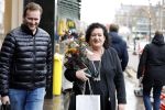 Den Haag 13 november 2023
In aanloop naar de Tweede Kamerverkiezingen organiseren de vrouwenbladen Libelle, Margriet, Flair en Nouveau gezamenlijk het VerkiezingscafÃ©. De vier hoofdredacteuren verwelkomen prominente vrouwen op de kieslijst van de grootste politieke partijen.
Op maandag 13 november 2023 gaan vooraanstaande vrouwelijke politici van verschillende partijen met elkaar in debat, onder leiding van journaliste Diana Matroos. Hoofdredacteuren Hilmar Mulder (Libelle), Helene van Santen (Margriet), Marije Veerman (Flair) en Claudia Straatmans (Nouveau) praten met hen over de belangrijkste themaâ€™s die hun lezeressen aangaan.
De volgende vrouwelijke politici schuiven aan om te vertellen waarvoor zij staan tijdens de Tweede Kamerverkiezingen: Sophie Hermans (VVD), Caroline van der Plas (BBB), Lisa Westerveld (GroenLinks/PvdA), Hilde Palland (CDA), JoÃ«lle Gooijer (ChristenUnie), Anne-Marijke Podt (D66) en Lilian Marijnissen (SP). Alles speelt zich af bij Dudok.