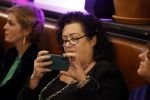 Den Haag 13 november 2023
In aanloop naar de Tweede Kamerverkiezingen organiseren de vrouwenbladen Libelle, Margriet, Flair en Nouveau gezamenlijk het VerkiezingscafÃ©. De vier hoofdredacteuren verwelkomen prominente vrouwen op de kieslijst van de grootste politieke partijen.
Op maandag 13 november 2023 gaan vooraanstaande vrouwelijke politici van verschillende partijen met elkaar in debat, onder leiding van journaliste Diana Matroos. Hoofdredacteuren Hilmar Mulder (Libelle), Helene van Santen (Margriet), Marije Veerman (Flair) en Claudia Straatmans (Nouveau) praten met hen over de belangrijkste themaâ€™s die hun lezeressen aangaan.
De volgende vrouwelijke politici schuiven aan om te vertellen waarvoor zij staan tijdens de Tweede Kamerverkiezingen: Sophie Hermans (VVD), Caroline van der Plas (BBB), Lisa Westerveld (GroenLinks/PvdA), Hilde Palland (CDA), JoÃ«lle Gooijer (ChristenUnie), Anne-Marijke Podt (D66) en Lilian Marijnissen (SP). Alles speelt zich af bij Dudok.