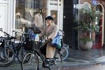 Amsterdam 25 november 2023
Chantal Janzen op de fiets boodschapen doen in Amsterdam zuid.