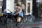 Amsterdam 25 november 2023
Chantal Janzen op de fiets boodschapen doen in Amsterdam zuid.