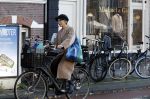 Amsterdam 25 november 2023
Chantal Janzen op de fiets boodschapen doen in Amsterdam zuid.