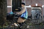 Amsterdam 25 november 2023
Chantal Janzen op de fiets boodschapen doen in Amsterdam zuid.