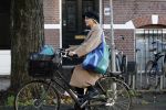 Amsterdam 25 november 2023
Chantal Janzen op de fiets boodschapen doen in Amsterdam zuid.