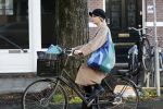 Amsterdam 25 november 2023
Chantal Janzen op de fiets boodschapen doen in Amsterdam zuid.
