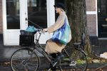 Amsterdam 25 november 2023
Chantal Janzen op de fiets boodschapen doen in Amsterdam zuid.